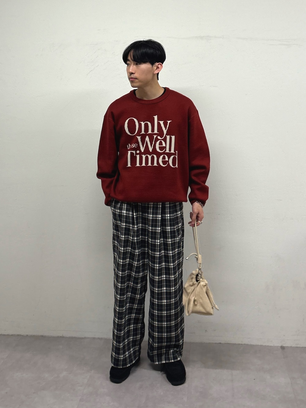 ブラック系のダウンジャケット/コート、レッド系のニット/セーター、ブラック系のその他パンツを着用したメンズの冬コーディネートの3枚目の写真