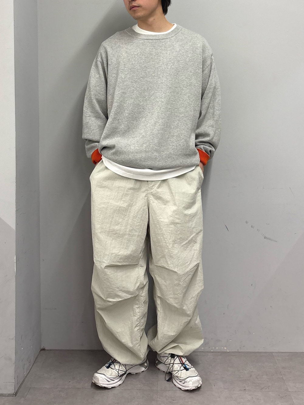 ブルー系のパーカー、グレー系のニット/セーター、グレー系のその他パンツを着用したメンズの春コーディネートの3枚目の写真