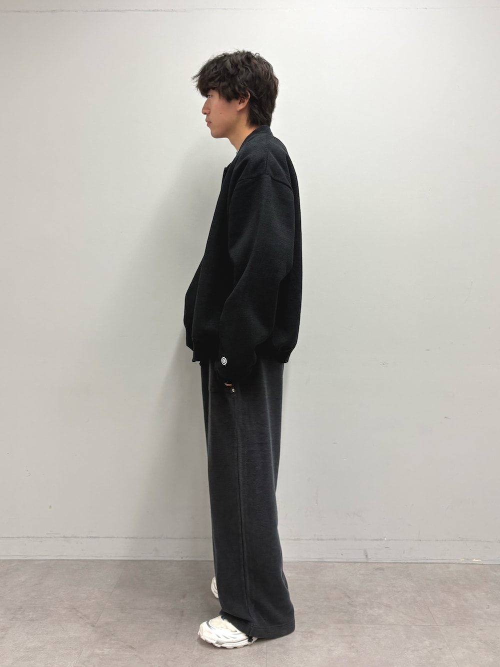 ブラック系のカーディガン/ボレロ、パープル系のTシャツ/カットソー、ブラック系のスウェットパンツを着用したメンズの夏コーディネートの2枚目の写真
