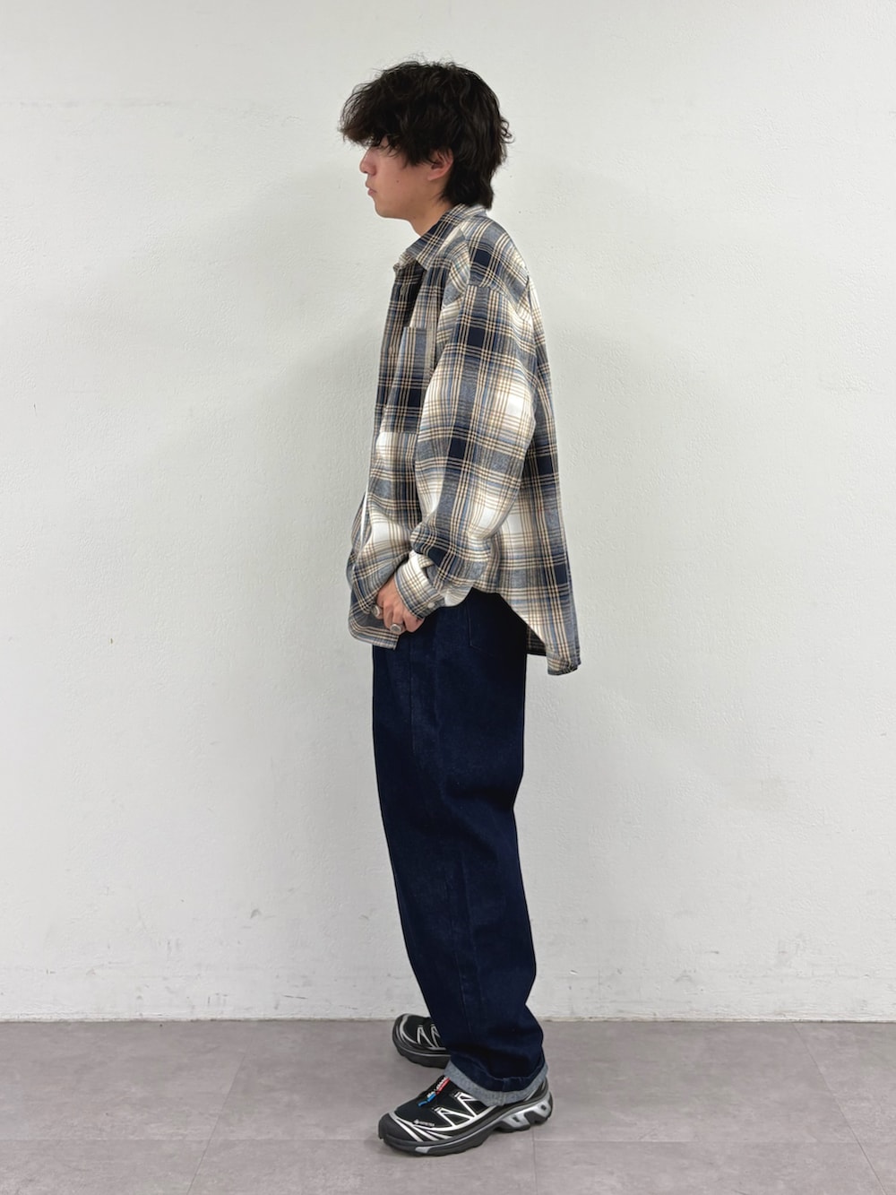 ホワイト系のシャツ/ブラウス、ホワイト系のTシャツ/カットソー、ブルー系のその他パンツを着用したメンズの秋コーディネートの2枚目の写真