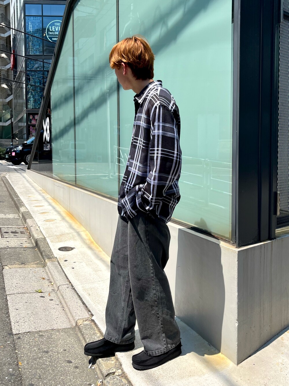 ブラック系のシャツ/ブラウス、グレー系のデニムパンツ、ブラック系のスニーカーを着用したメンズの秋コーディネートの2枚目の写真