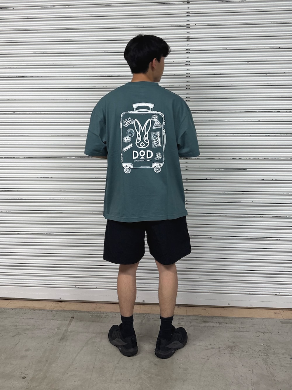 ブルー系のTシャツ/カットソー、ブラック系のその他パンツを着用したメンズの夏コーディネートの2枚目の写真