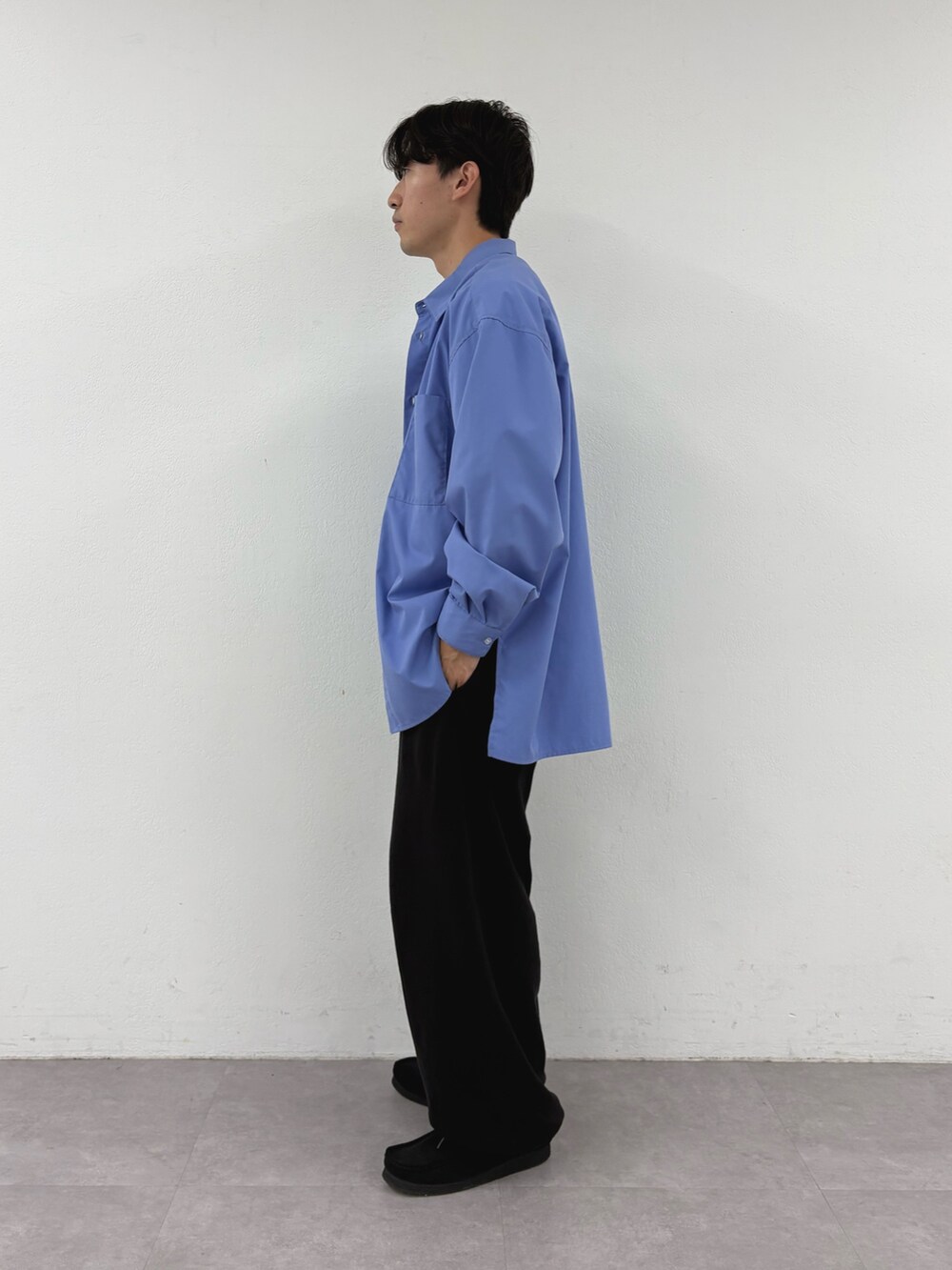 ブルー系のシャツ/ブラウス、ホワイト系のTシャツ/カットソー、ブラック系のスウェットパンツを着用したメンズの秋コーディネートの2枚目の写真