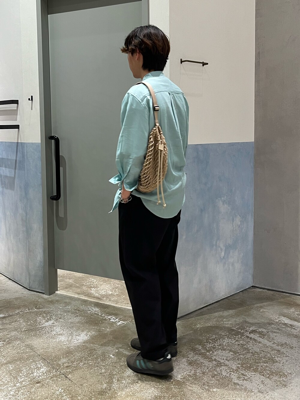 ブラック系のその他パンツ、グレー系のスニーカー、ベージュ系のショルダーバッグを着用したメンズの夏コーディネートの3枚目の写真