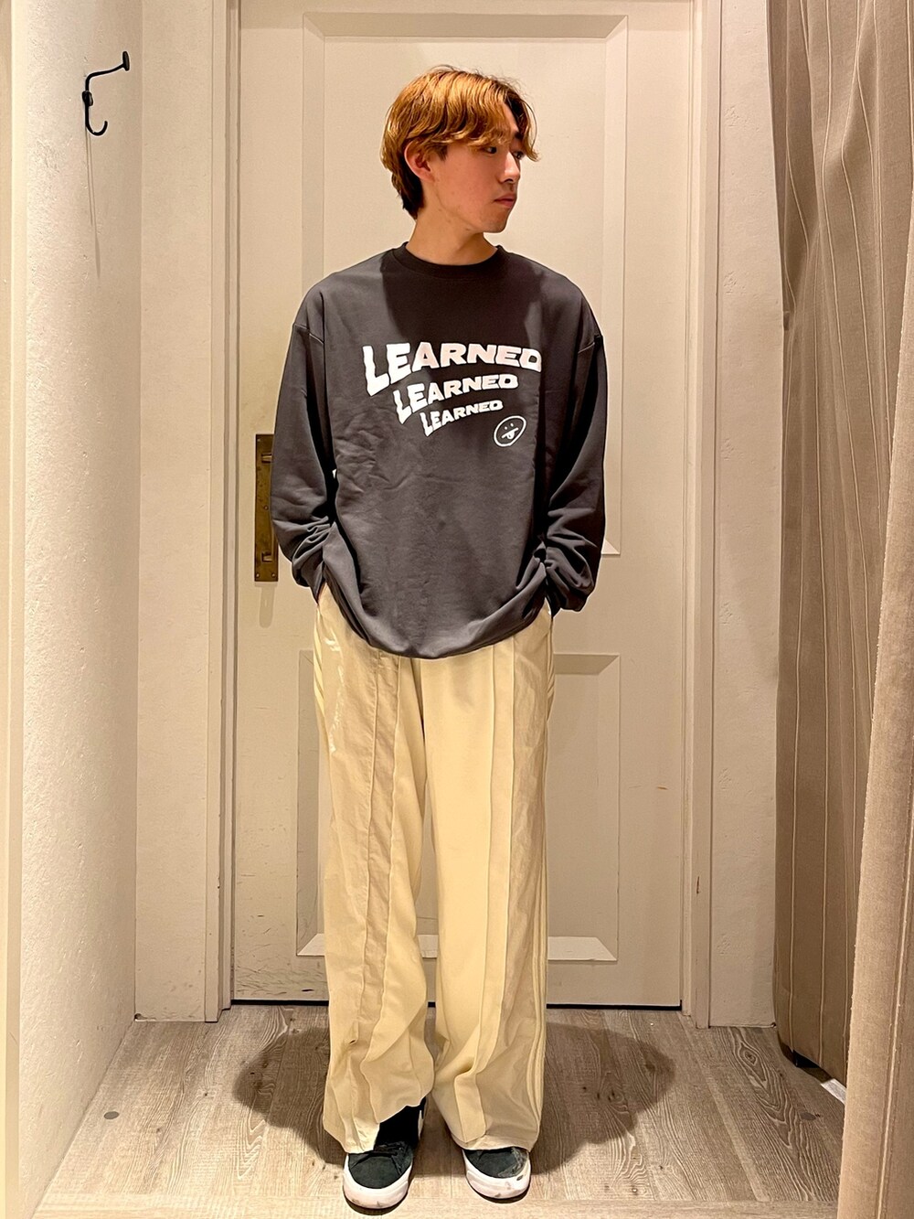 ブラック系のスニーカー、グレー系のTシャツ/カットソー、ホワイト系のスウェットパンツを着用したメンズの夏コーディネートの2枚目の写真