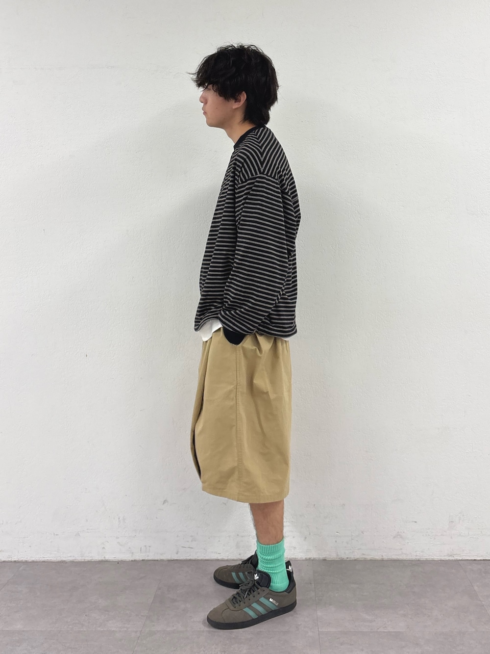 ブラック系のTシャツ/カットソー、ベージュ系のその他パンツを着用したメンズの秋コーディネートの2枚目の写真