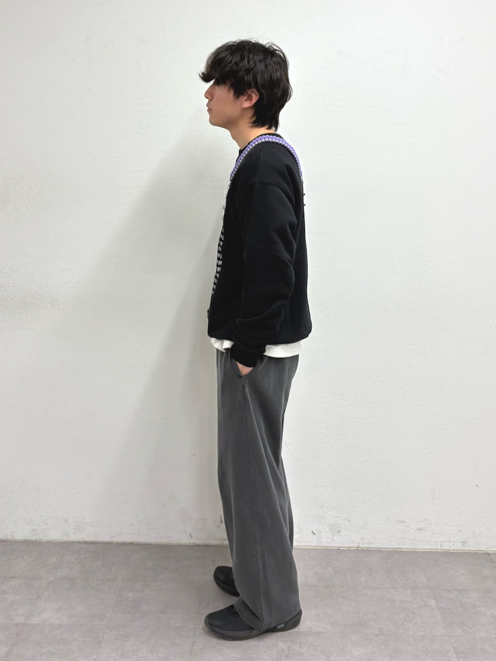 ブラック系のスウェット、グレー系のその他パンツを着用したメンズの冬コーディネートの2枚目の写真