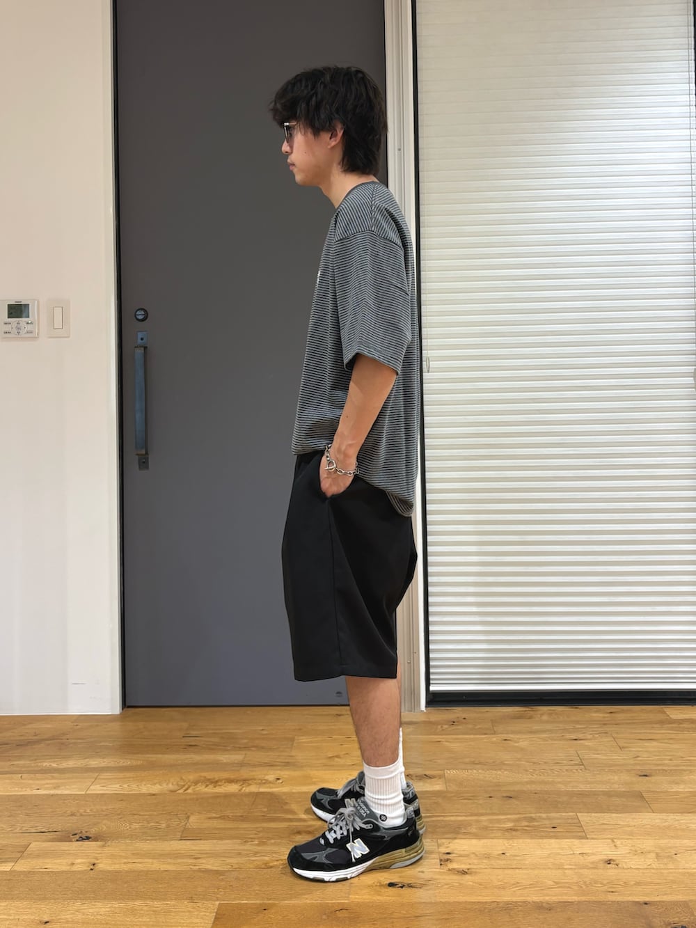 グレー系のTシャツ/カットソー、ブラック系のその他パンツを着用したメンズの夏コーディネートの2枚目の写真