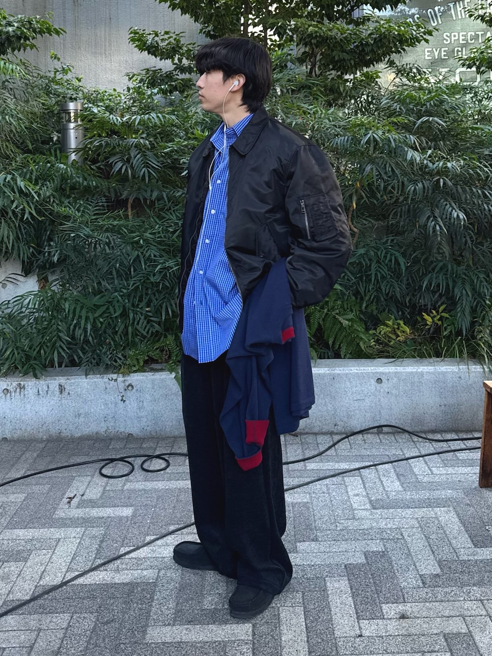 ブラック系のMA-1、ブルー系のシャツ/ブラウス、ブラック系のその他パンツを着用したメンズの冬コーディネートの2枚目の写真