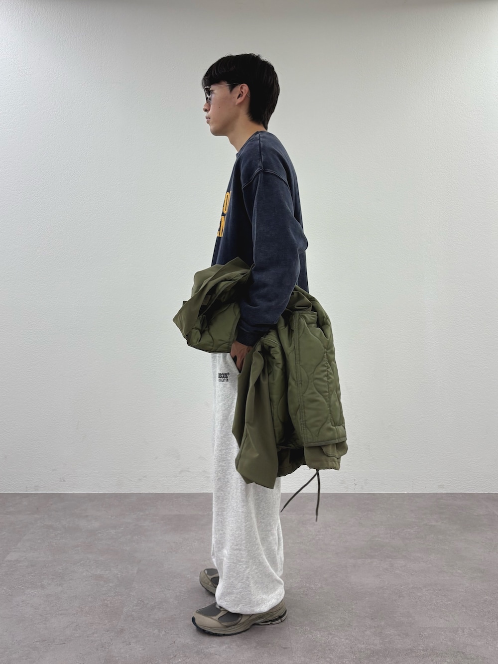 ブルー系のスウェット、グレー系のスウェットパンツを着用したメンズの秋コーディネートの2枚目の写真