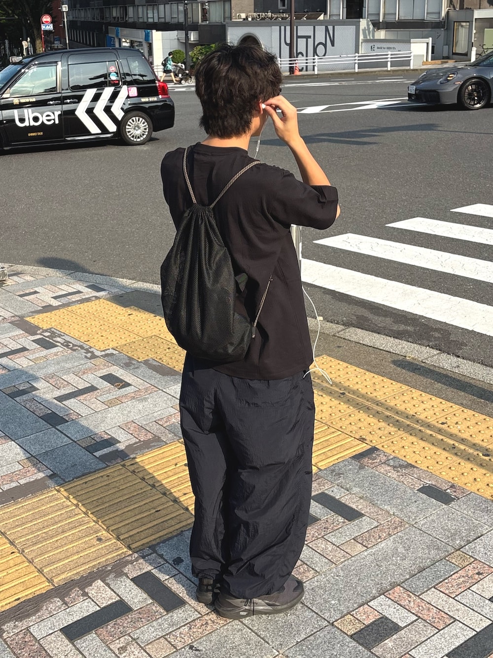 ブラック系のTシャツ/カットソー、ブラック系のトートバッグを着用したメンズの夏コーディネートの2枚目の写真