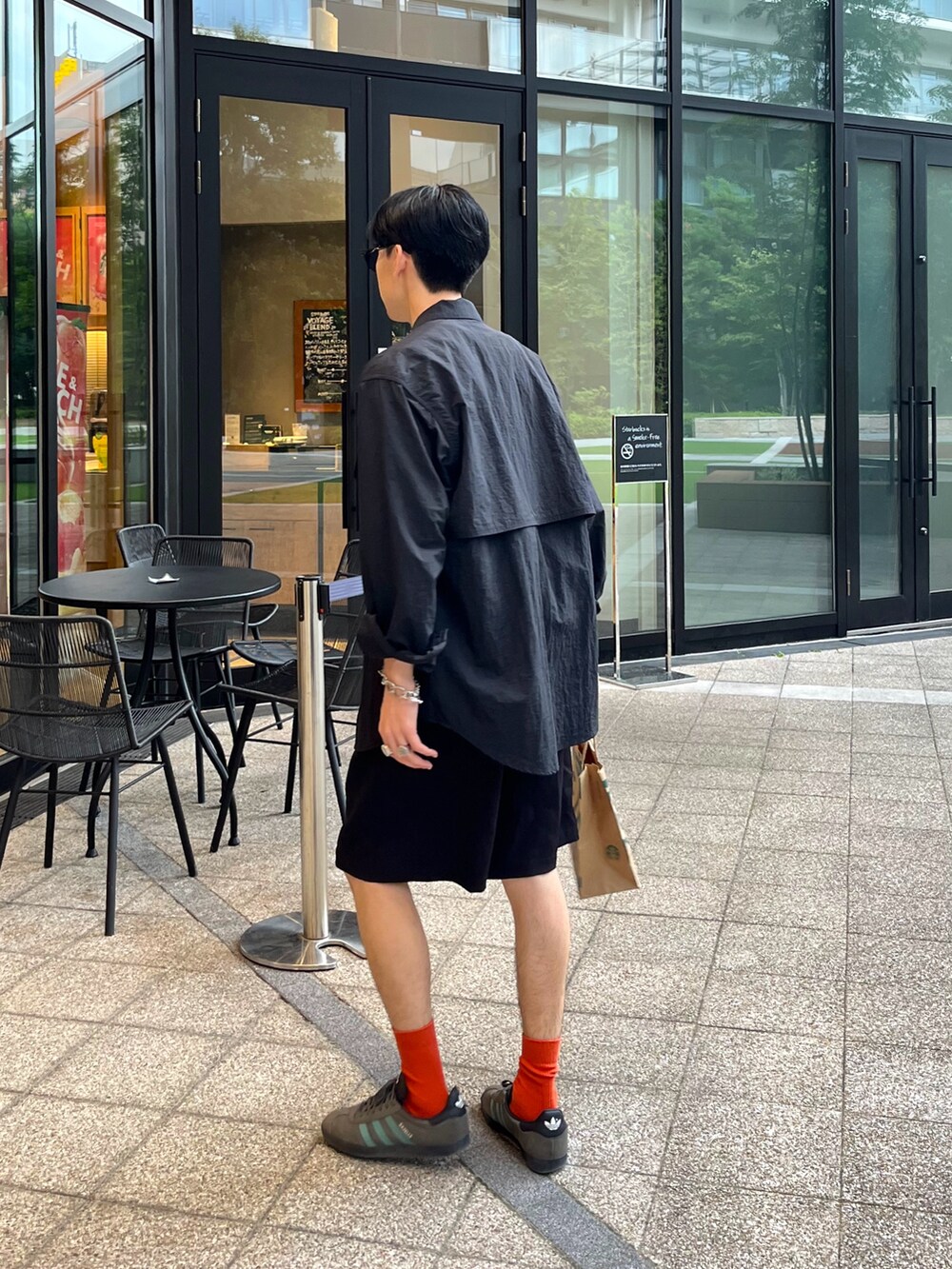 ブラック系のシャツ/ブラウス、グレー系のスニーカー、ブラック系のパンツを着用したメンズの夏コーディネートの3枚目の写真