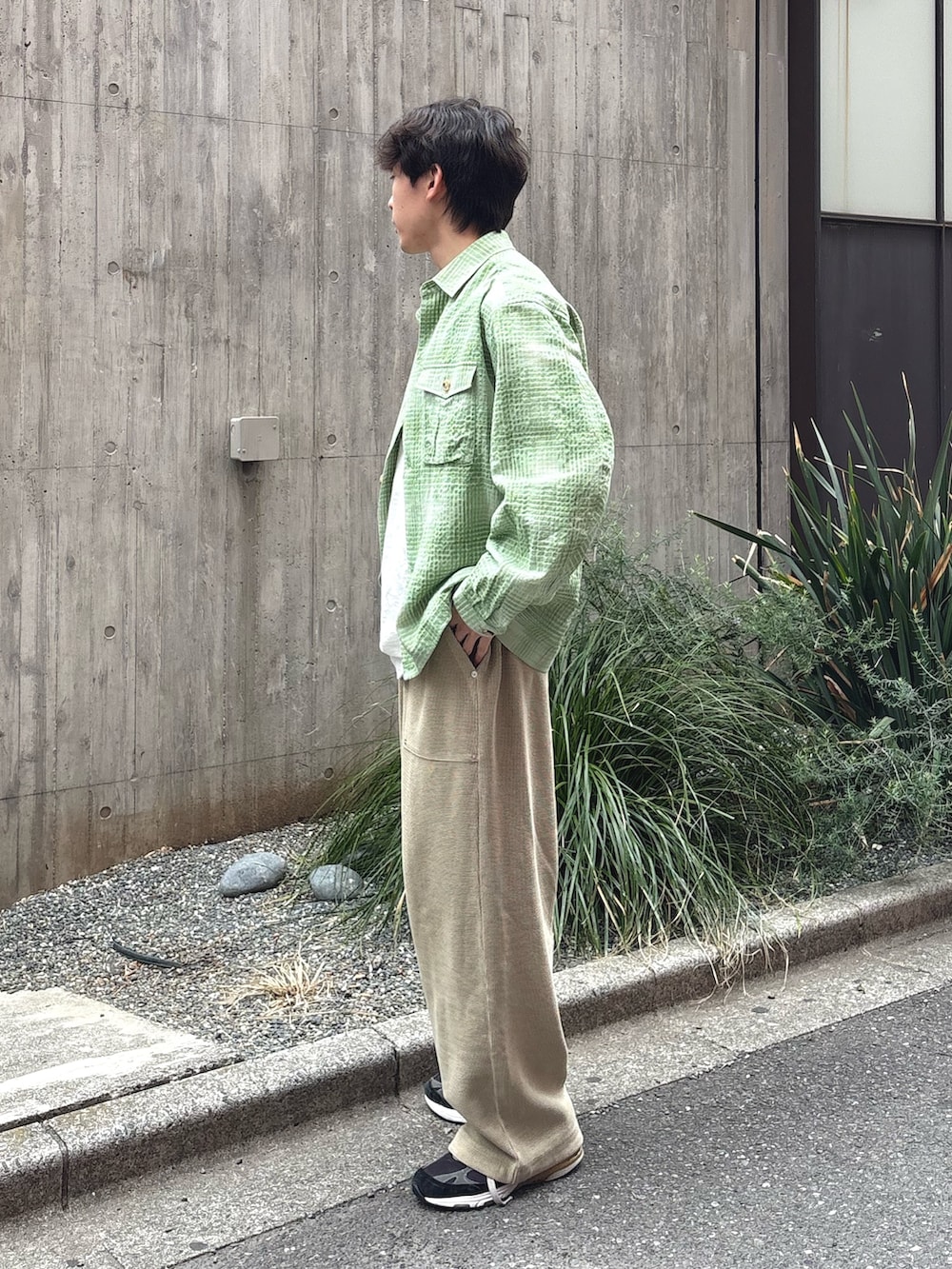グリーン系のシャツ/ブラウス、ホワイト系のTシャツ/カットソー、ベージュ系のスウェットパンツを着用したメンズの春コーディネートの2枚目の写真