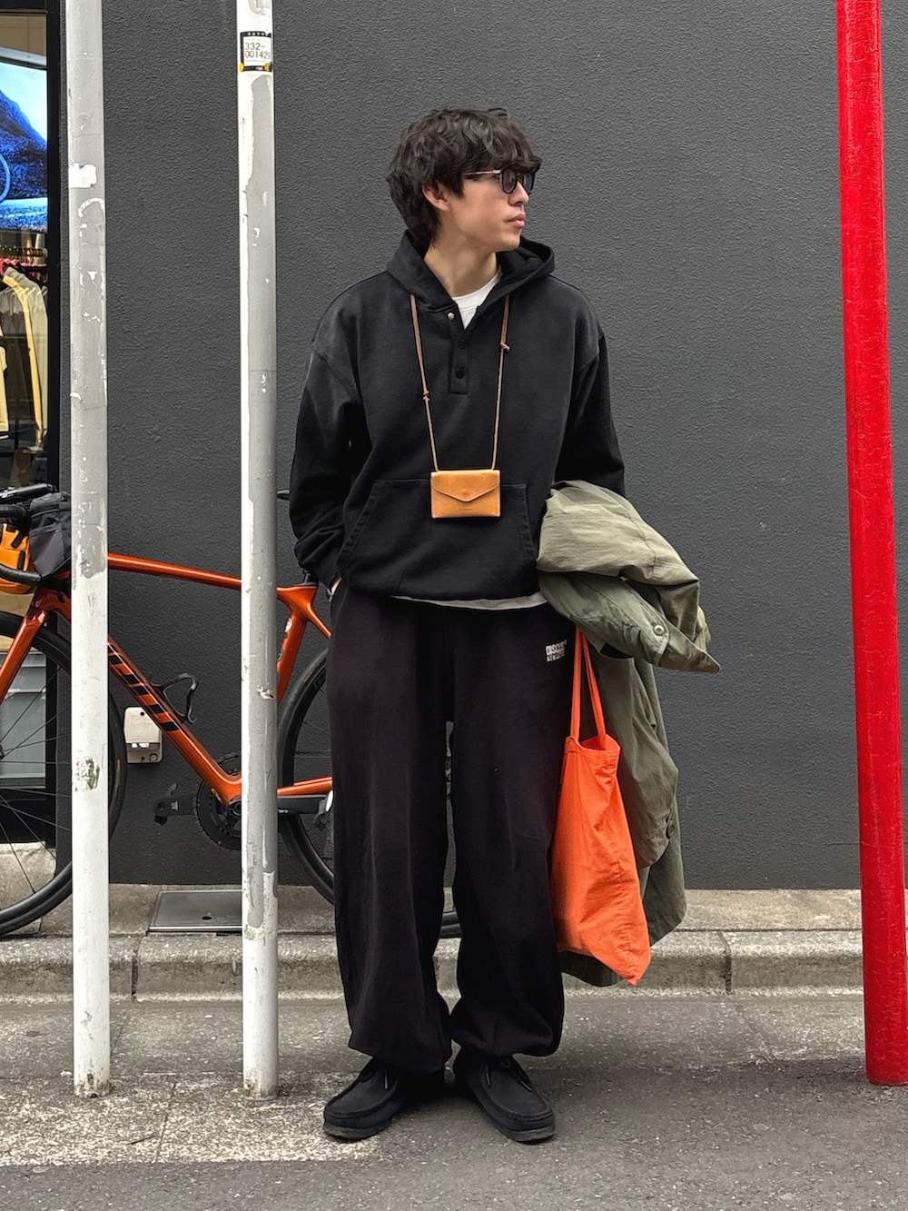 ブラック系のパーカー、ブラック系のスウェットパンツを着用したメンズの冬コーディネートの2枚目の写真