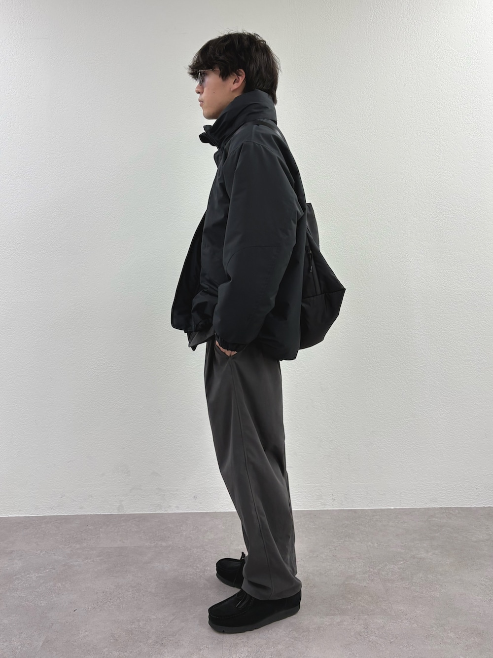 ブラック系のダウンジャケット/コート、グレー系のテーラードジャケット、ブラック系のショルダーバッグを着用したメンズの冬コーディネートの2枚目の写真