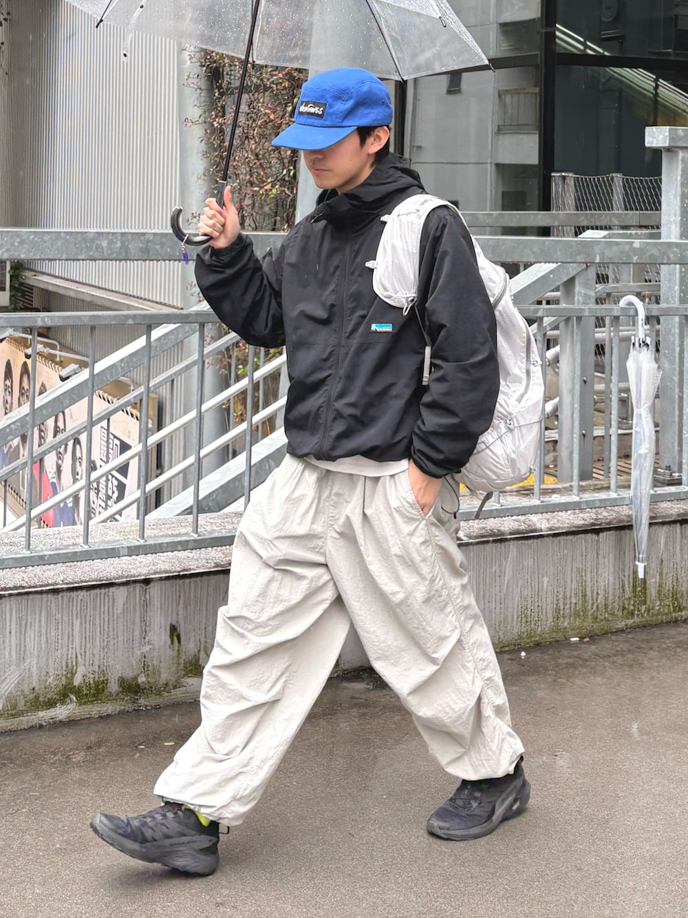 ブラック系のマウンテンパーカーを着用したメンズの春コーディネートの2枚目の写真
