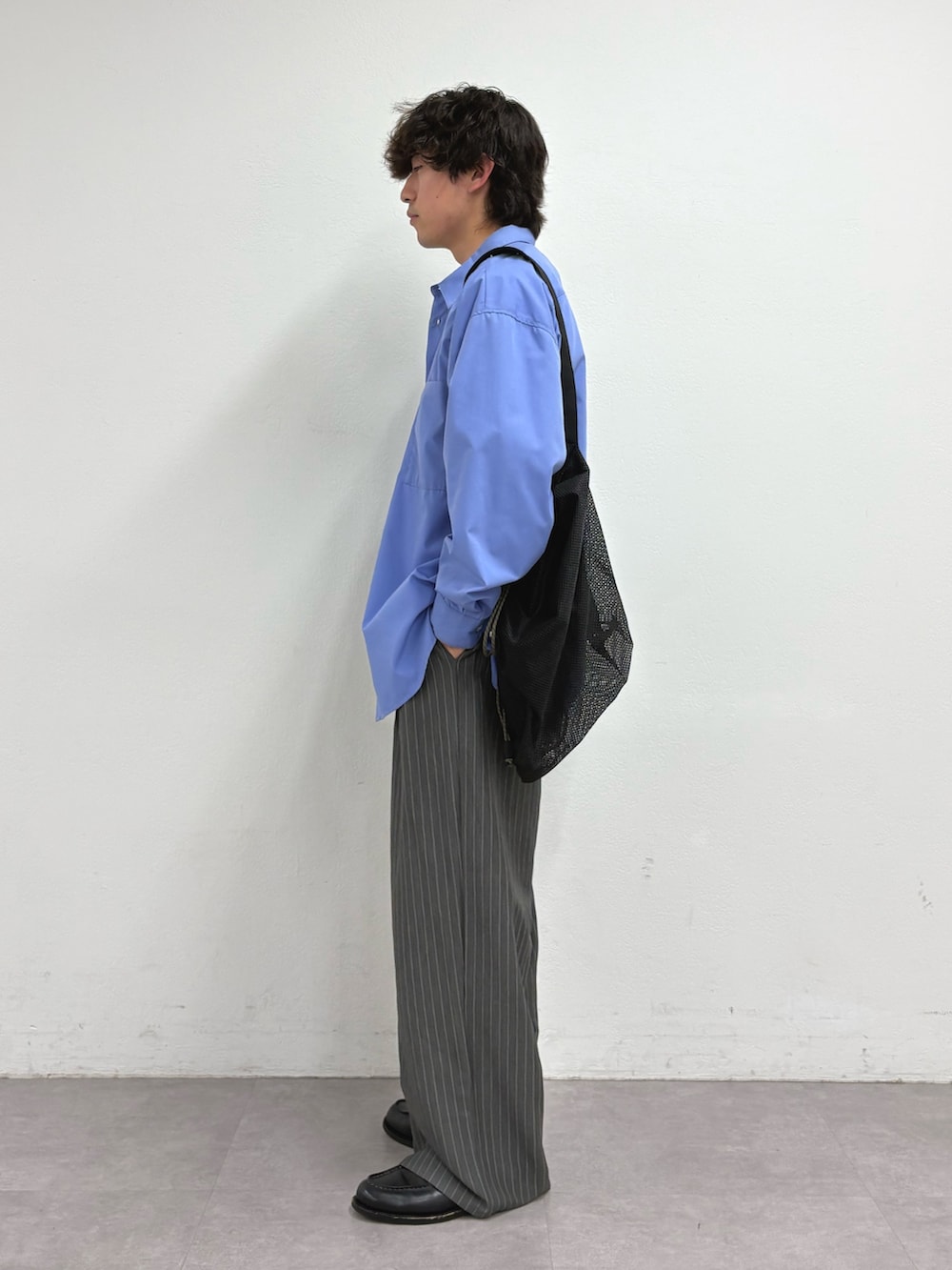 ブルー系のシャツ/ブラウス、ホワイト系のTシャツ/カットソー、ブラック系のトートバッグを着用したメンズの夏コーディネートの2枚目の写真