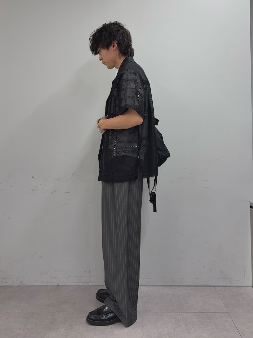 ブラック系のシャツ/ブラウス、ホワイト系のTシャツ/カットソー、グレー系のスラックスを着用したメンズの夏コーディネートの2枚目の写真