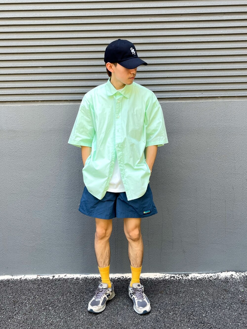 グレー系のスニーカー、ブルー系のその他パンツ、ホワイト系のTシャツ/カットソーを着用したメンズの夏コーディネートの3枚目の写真