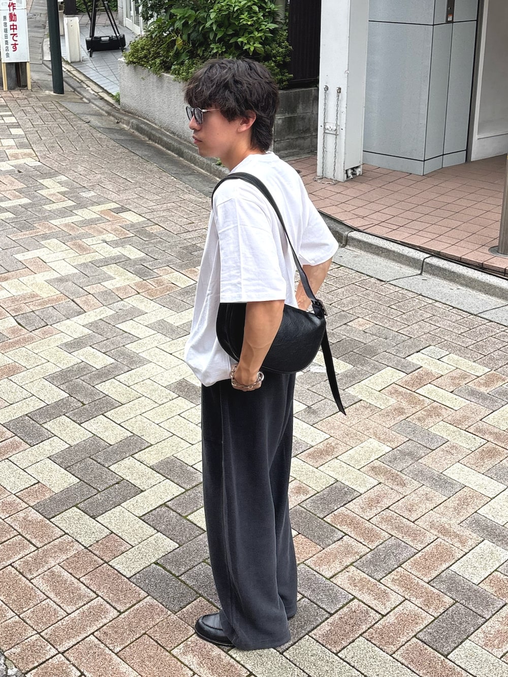 ブラック系のショルダーバッグ、ブラック系のスウェットパンツを着用したメンズの夏コーディネートの2枚目の写真