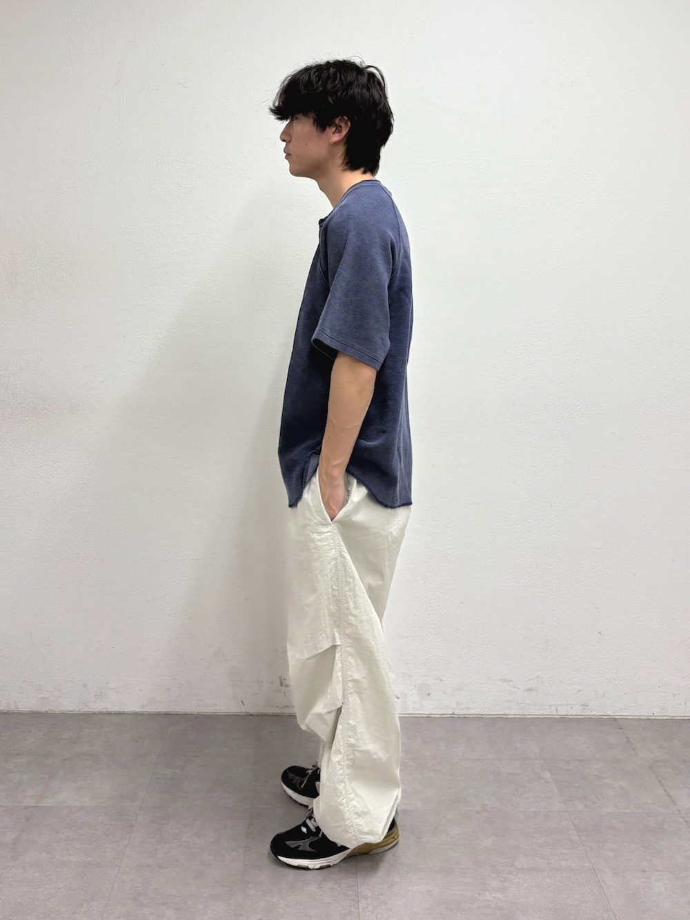 ブルー系のTシャツ/カットソー、グレー系のカーゴパンツを着用したメンズの冬コーディネートの2枚目の写真