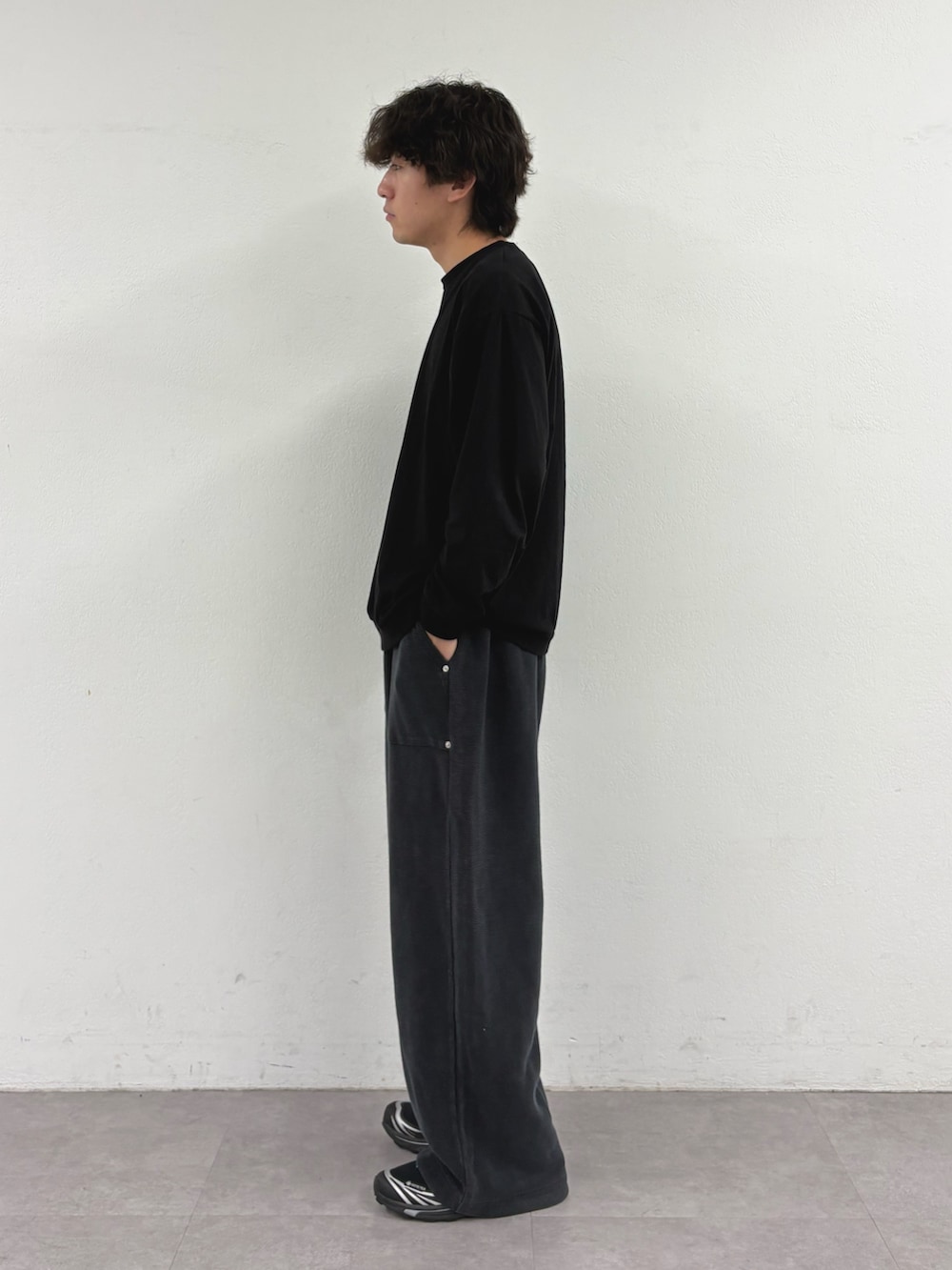ブラック系のTシャツ/カットソー、ブラック系のスウェットパンツを着用したメンズの秋コーディネートの2枚目の写真