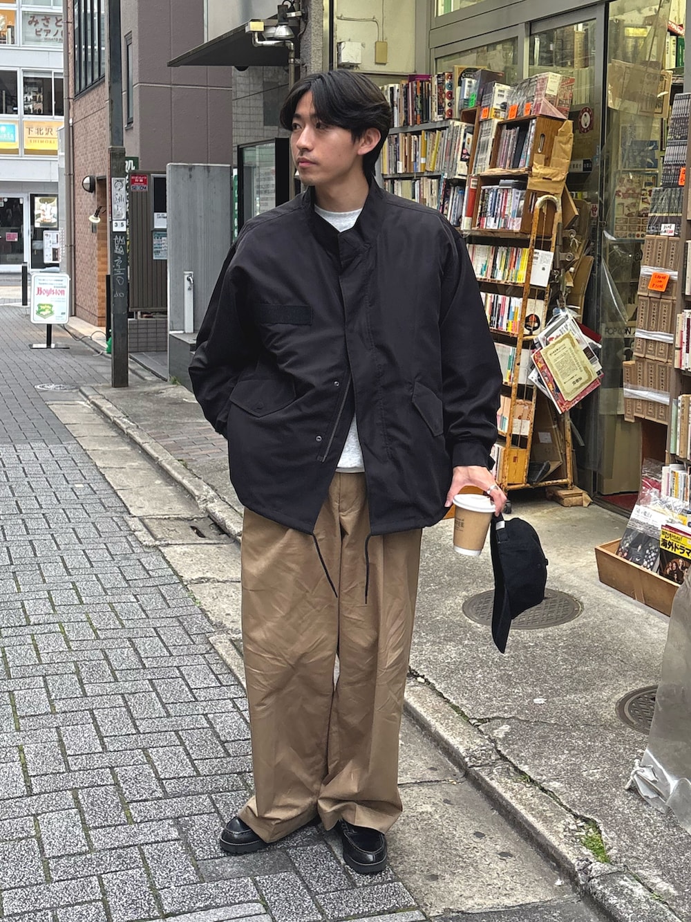 ブラック系のモッズコート、グレー系のスウェットを着用したメンズの冬コーディネートの2枚目の写真