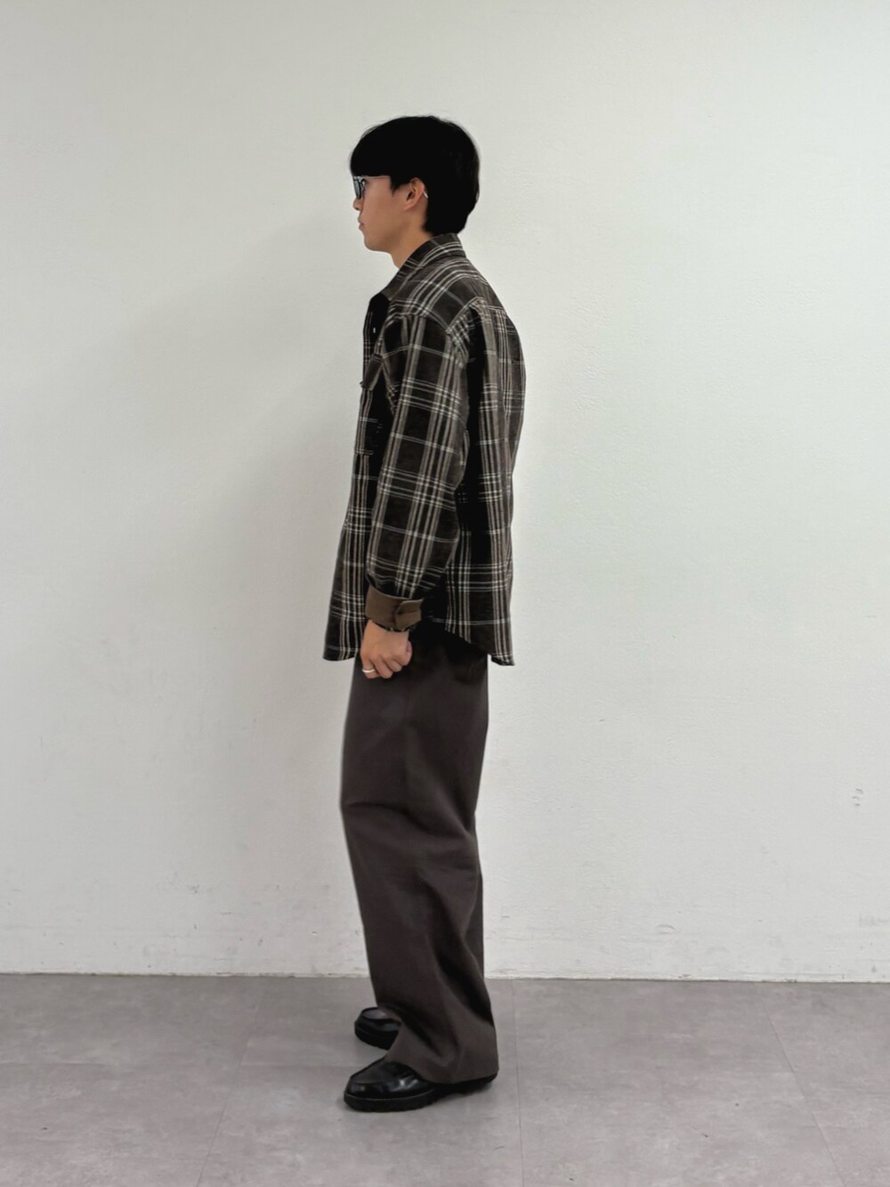 ブラウン系のシャツ/ブラウス、ホワイト系のTシャツ/カットソー、グレー系のその他パンツを着用したメンズの夏コーディネートの2枚目の写真