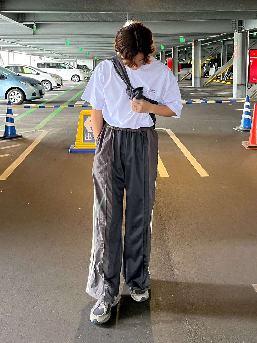 グレー系のスニーカー、グレー系のその他パンツ、グレー系のシャツ/ブラウスを着用したメンズの夏コーディネートの3枚目の写真