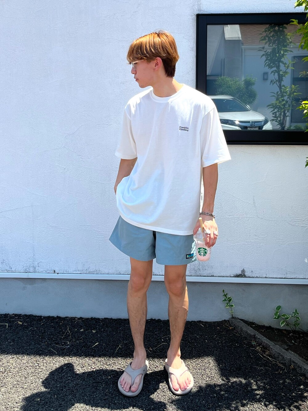 ベージュ系のサンダル、ホワイト系のTシャツ/カットソー、ブルー系のその他パンツを着用したメンズの夏コーディネートの3枚目の写真