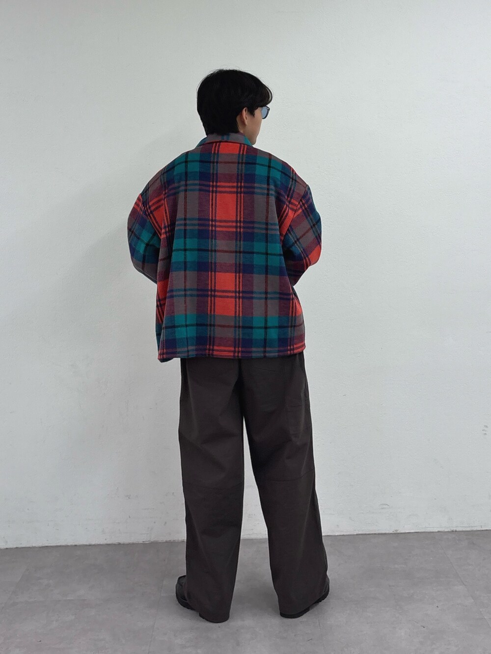 レッド系のシャツ/ブラウス、ホワイト系のTシャツ/カットソー、グレー系のその他パンツを着用したメンズの夏コーディネートの3枚目の写真