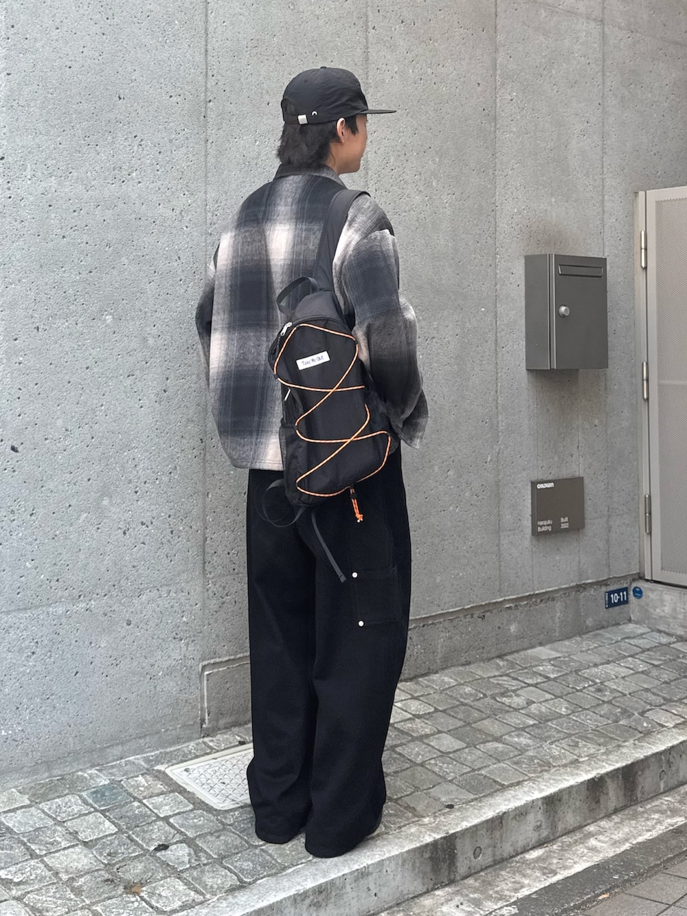 ブラック系のシャツ/ブラウス、ブラック系のバックパック/リュック、ブラック系のデニムパンツを着用したメンズの夏コーディネートの2枚目の写真