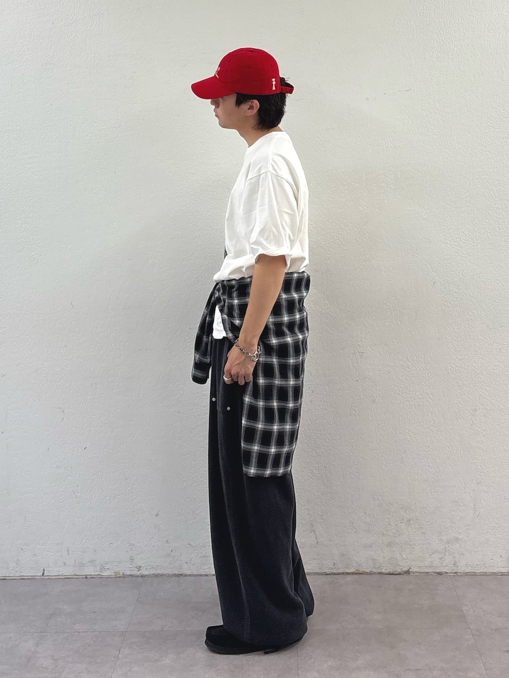 ブラック系のスウェットパンツ、ホワイト系のTシャツ/カットソー、ブラック系のシャツ/ブラウスを着用したメンズの春コーディネートの2枚目の写真