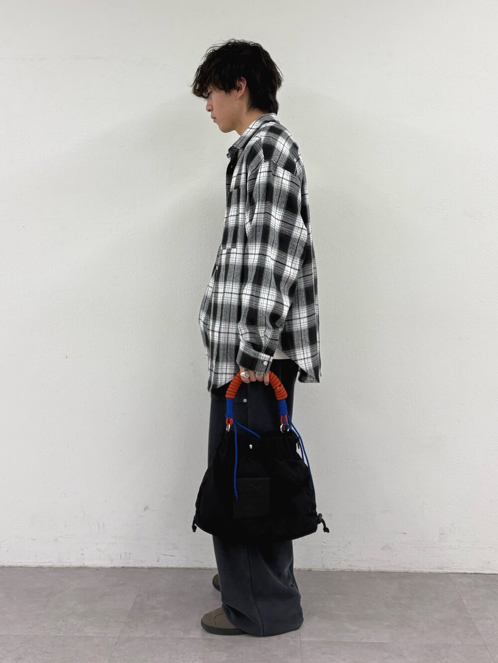 ブラック系のシャツ/ブラウス、ブラック系のスウェットパンツ、ブラック系のトートバッグを着用したメンズの秋コーディネートの2枚目の写真