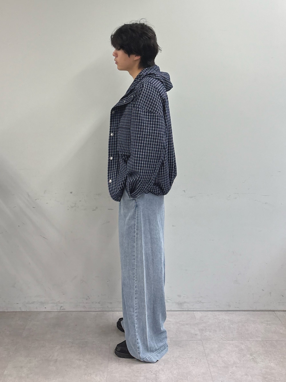 ブルー系のパーカー、ホワイト系のTシャツ/カットソー、ブルー系のデニムパンツを着用したメンズの春コーディネートの2枚目の写真