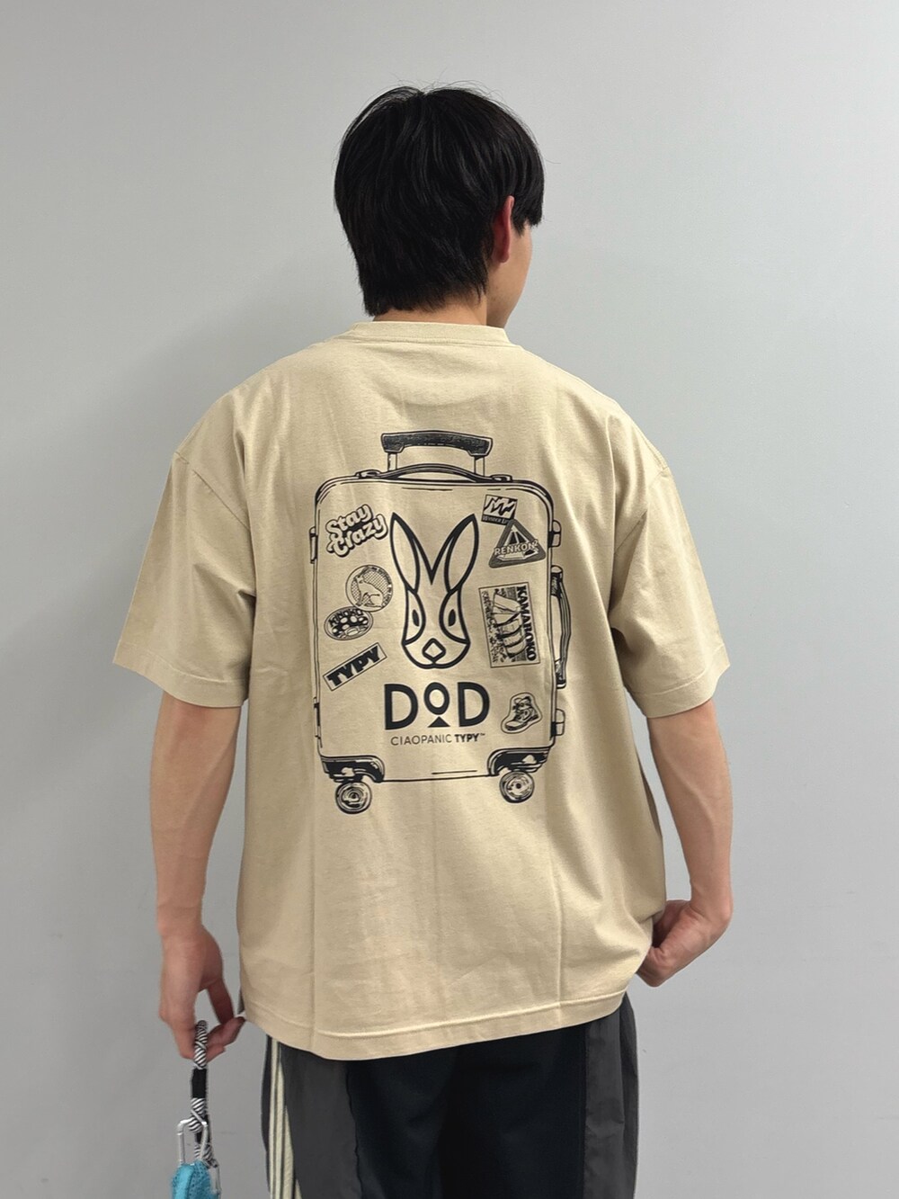 グリーン系のベスト、ベージュ系のTシャツ/カットソー、グリーン系のその他パンツを着用したメンズの春コーディネートの4枚目の写真