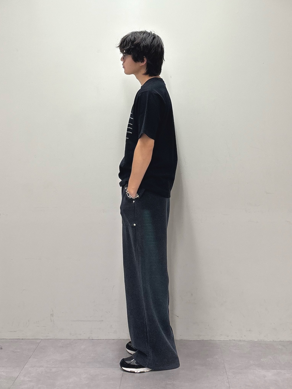 ブラック系のTシャツ/カットソー、ブラック系のスウェットパンツを着用したメンズの夏コーディネートの2枚目の写真