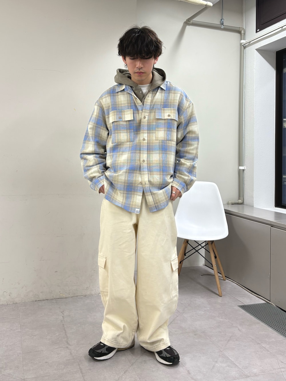 ベージュ系のパーカー、グリーン系のMA-1、ベージュ系のシャツ/ブラウスを着用したメンズの冬コーディネートの3枚目の写真