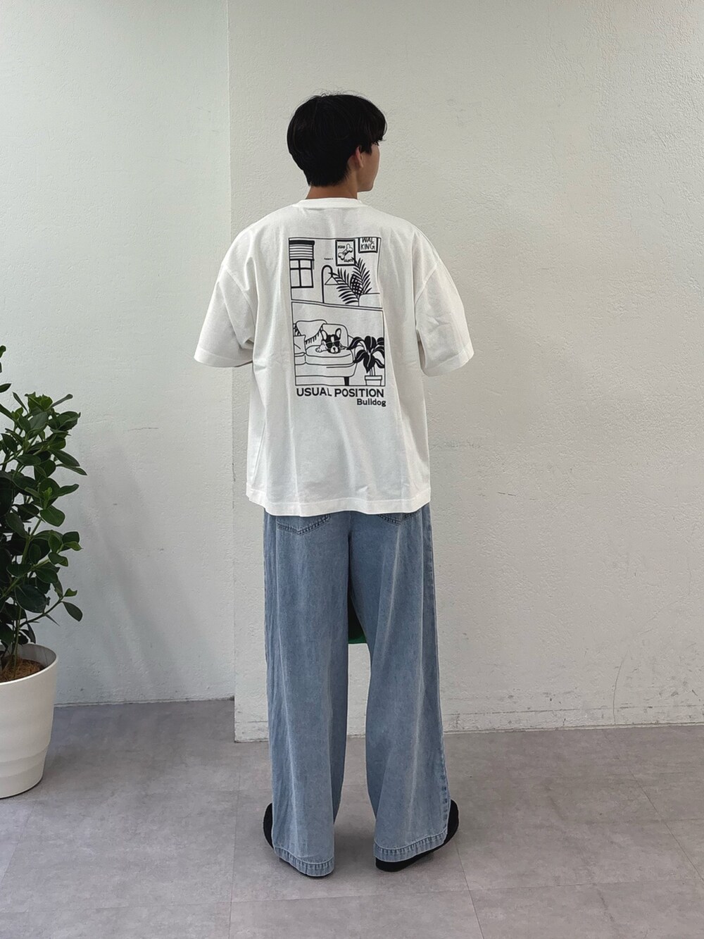 ホワイト系のTシャツ/カットソー、グリーン系のトートバッグ、ブルー系のデニムパンツを着用したメンズの夏コーディネートの3枚目の写真