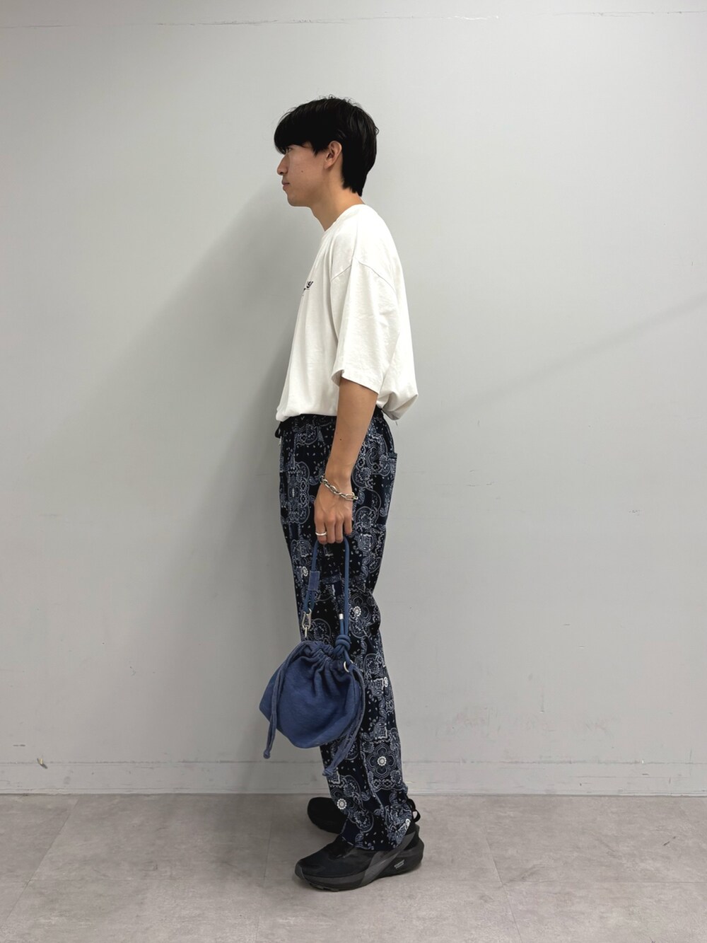 ホワイト系のTシャツ/カットソー、ブルー系のショルダーバッグ、ブルー系のその他パンツを着用したメンズの夏コーディネートの2枚目の写真