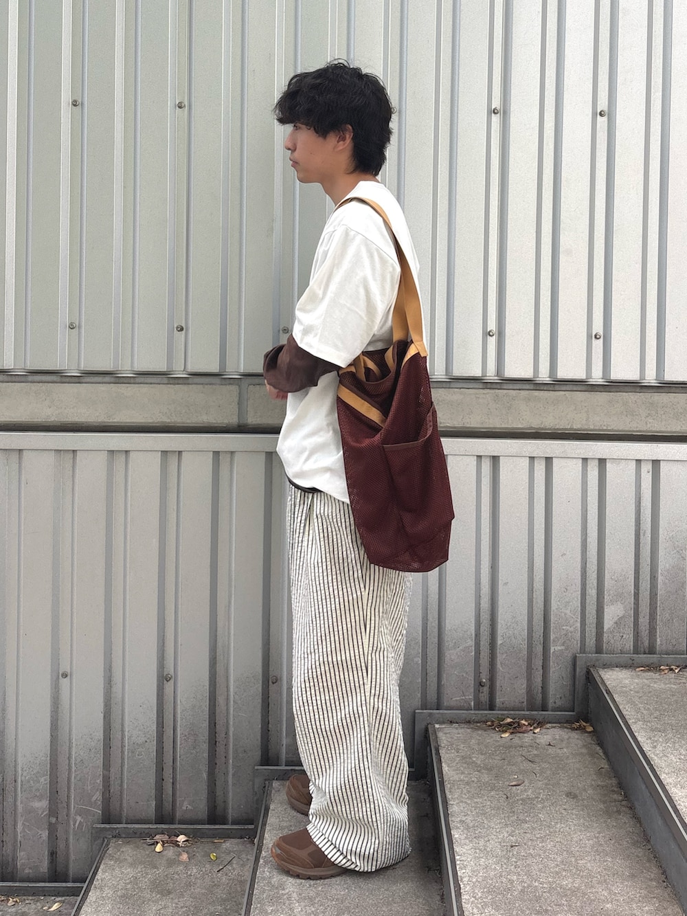 ホワイト系のTシャツ/カットソー、ブラウン系のトートバッグ、ホワイト系のその他パンツを着用したメンズの春コーディネートの2枚目の写真