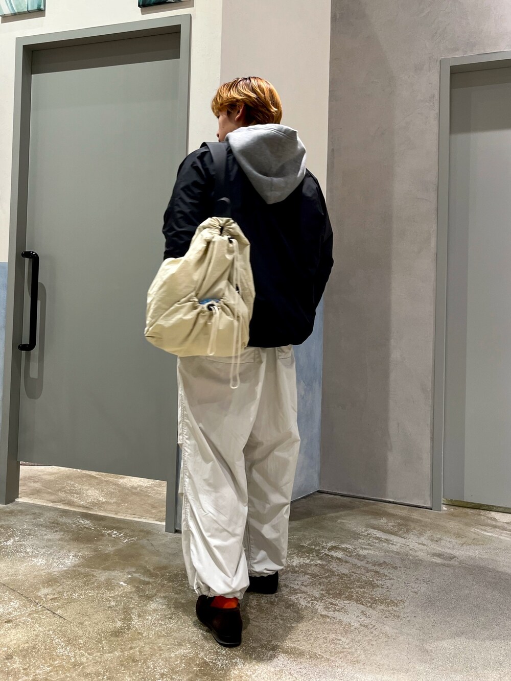 ブラウン系のローファー、グレー系のカーゴパンツ、グレー系のパーカーを着用したメンズの秋コーディネートの2枚目の写真