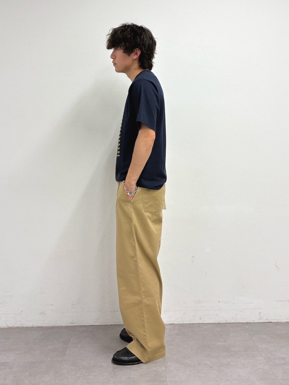 ブルー系のTシャツ/カットソー、ベージュ系のデニムパンツを着用したメンズの夏コーディネートの2枚目の写真