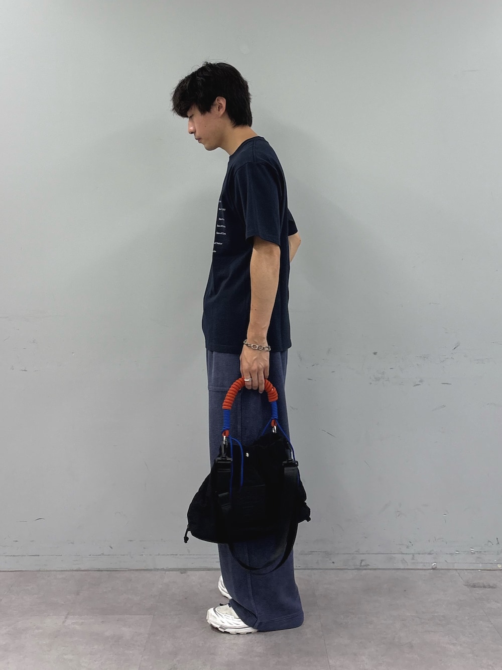 ブルー系のTシャツ/カットソー、ブルー系のスウェットパンツ、ブラック系のトートバッグを着用したメンズの夏コーディネートの2枚目の写真