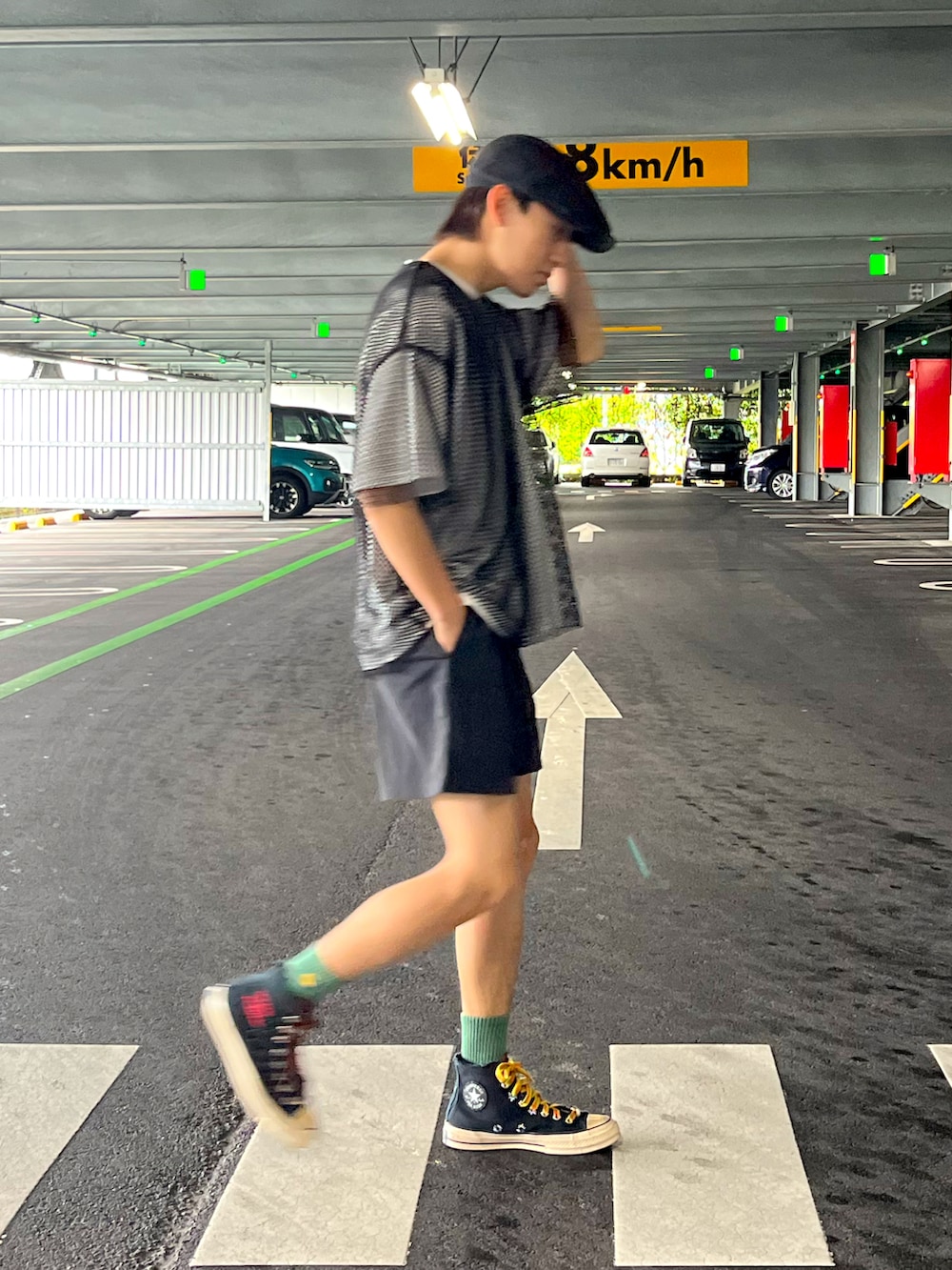 その他のスニーカー、ブラック系のその他パンツ、ホワイト系のTシャツ/カットソーを着用したメンズの夏コーディネートの4枚目の写真