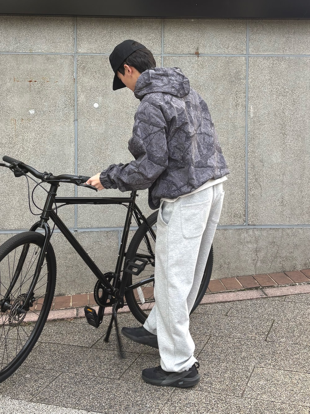 ブラック系のナイロンジャケット、ブラック系のキャップを着用したメンズの冬コーディネートの2枚目の写真