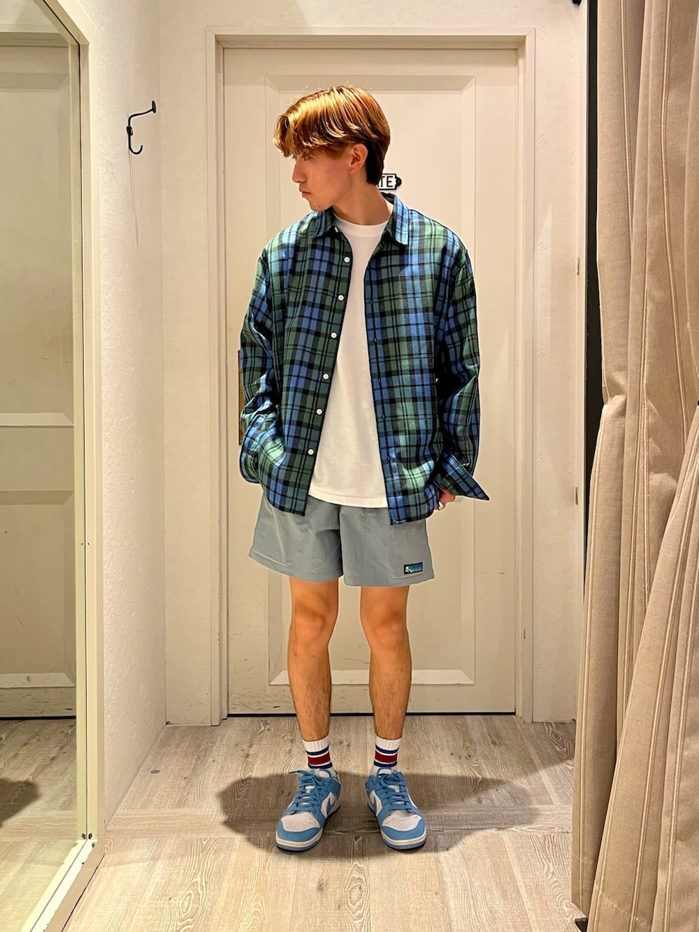 ホワイト系のTシャツ/カットソー、グリーン系のシャツ/ブラウス、ブルー系のその他パンツを着用したメンズの夏コーディネートの2枚目の写真