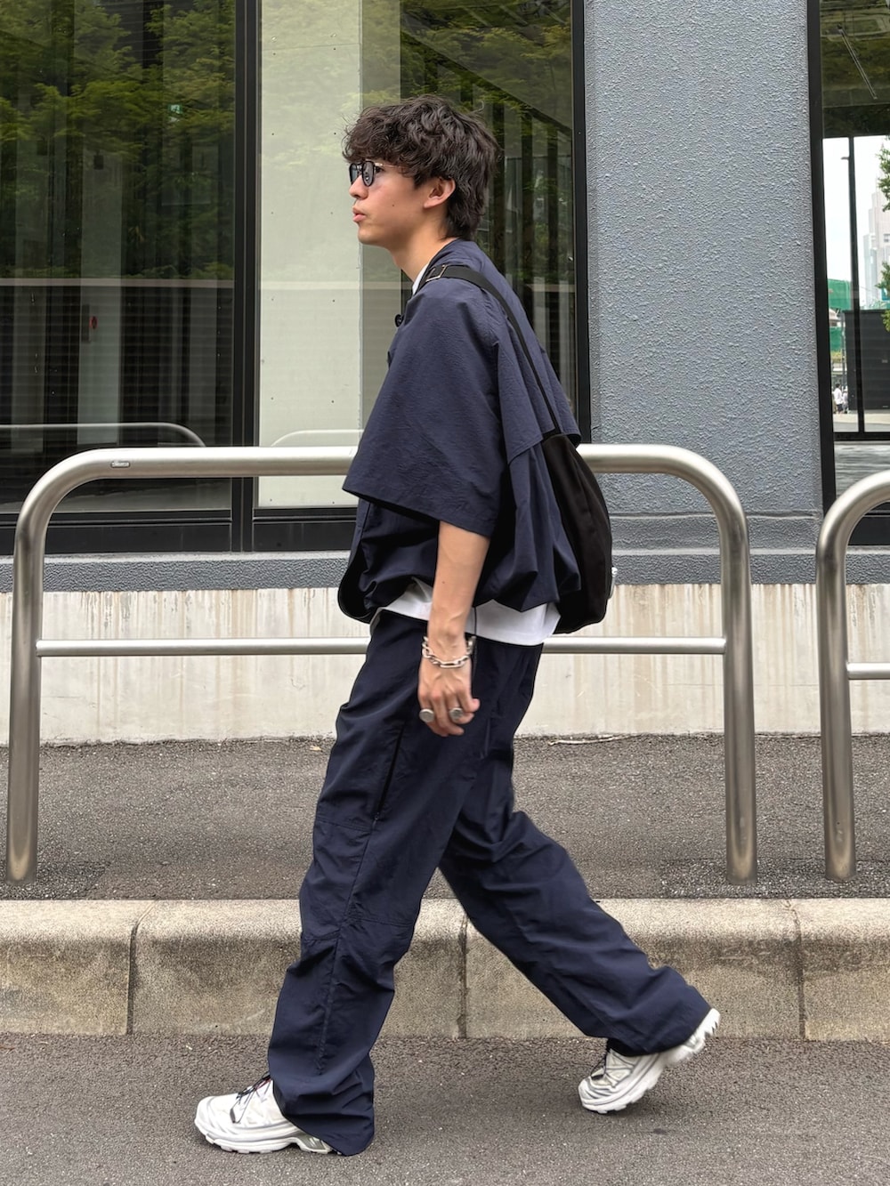 ブルー系のシャツ/ブラウス、ブルー系のその他パンツを着用したメンズの春コーディネートの2枚目の写真
