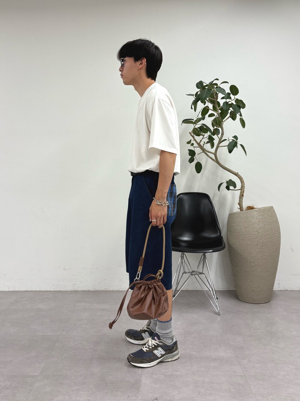 ホワイト系のTシャツ/カットソー、ブルー系のその他パンツ、ブラウン系のショルダーバッグを着用したメンズの夏コーディネートの2枚目の写真