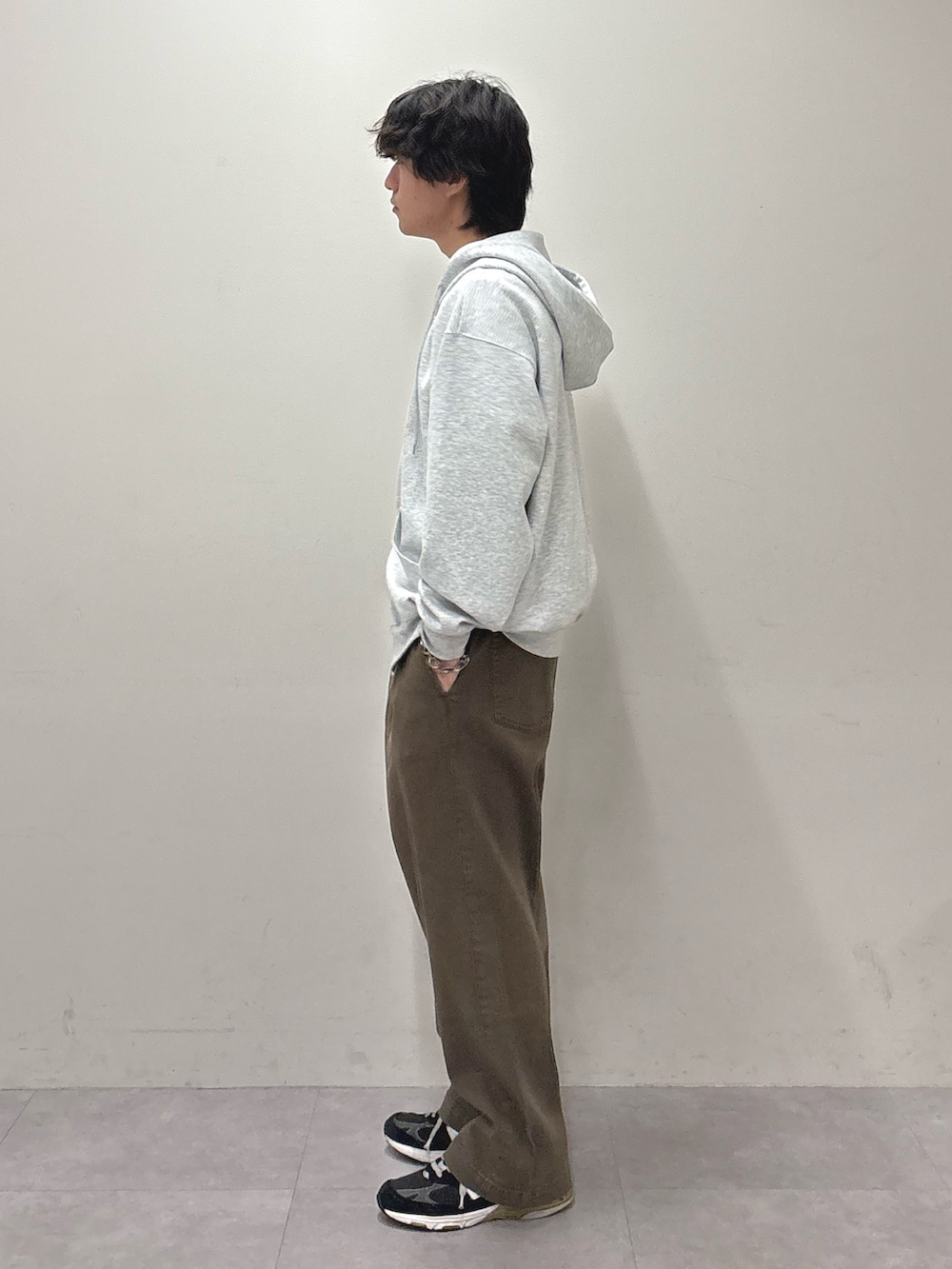 ホワイト系のTシャツ/カットソー、グレー系のパーカー、ブラウン系のデニムパンツを着用したメンズの夏コーディネートの2枚目の写真